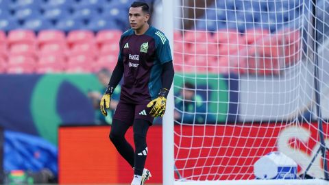 Luis Ángel Malagón durante un entrenamiento de la Selección de México previo a su partido amistoso contra la Selección de Uruguay, celebrado en el Empower Field de Denver.