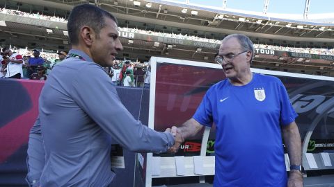 Marcelo Bielsa en su saludo con Jaime Lozano.