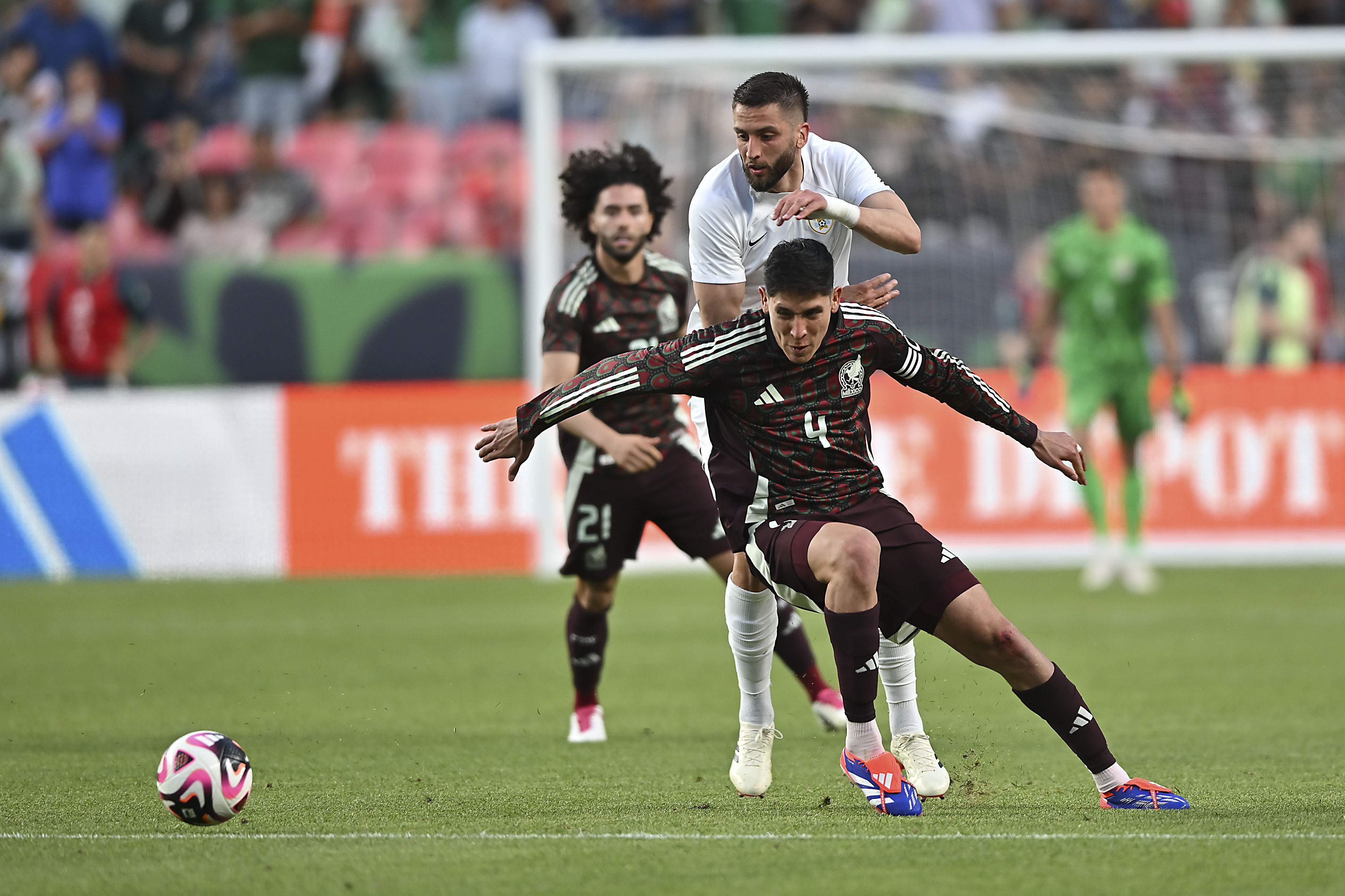 Edson Álvarez con la cinta de capitán de la selección de México.