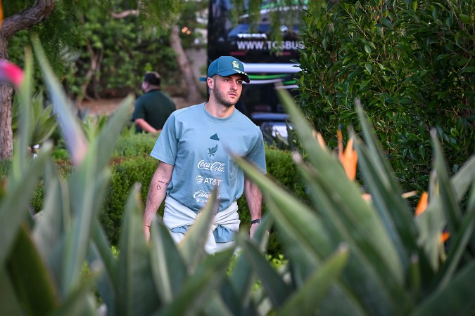 Santiago Giménez a la llegada de la Selección de México a la ciudad de San Diego para seguir con su preparación para participar en la Copa América 2024.