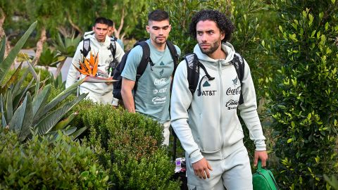 Johan Vásquez y César Huerta a la llegada de la Selección de México a la ciudad de San Diego para seguir con la preparación para participar en la Copa América 2024.