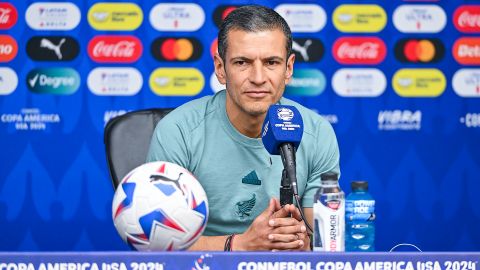 Houston, Texas, Estados Unidos, 21 de junio de 2024. Jaime Lozano, director técnico y Edson Álvarez, durante una conferencia de prensa de la Selección Nacional de México previo al partido de fase de grupos de la Copa América 2024 contra la Selección de Jamaica, celebrada en el NRG Stadium. Foto: Imago7/ Etzel Espinosa