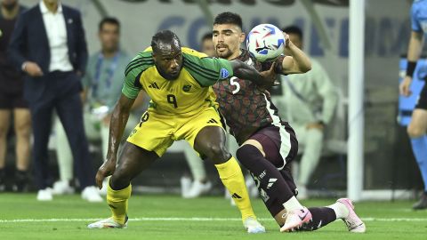 Michail Antonio disputa un balón durante el partido contra México en la Copa América.