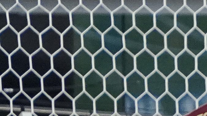 Santiago Giménez, delantero de México, remata durante el primer tiempo. La pelota le salió débil y fue desviada por el portero venezolano Rafael Romo.