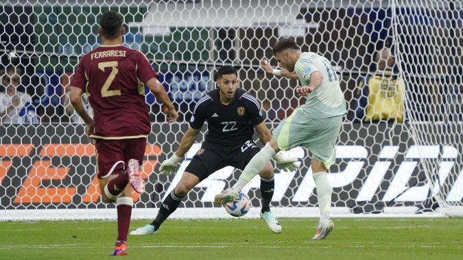 Santiago Giménez, delantero de México, remata durante el primer tiempo. La pelota le salió débil y fue desviada por el portero venezolano Rafael Romo.
