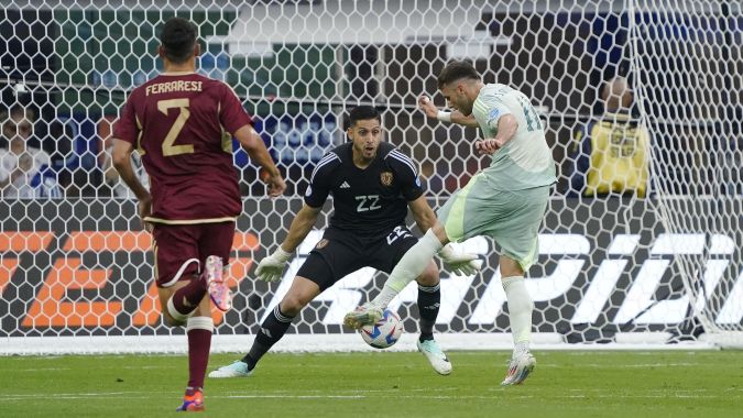 Santiago Giménez, delantero de México, remata durante el primer tiempo. La pelota le salió débil y fue desviada por el portero venezolano Rafael Romo.