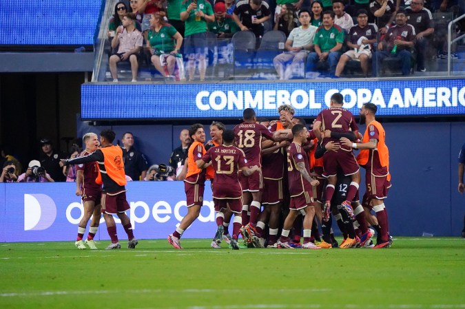 La selección de Venezuela celebra el gol de Salomón Rondón en el segundo tiempo del partido contra México en Los Ángeles.