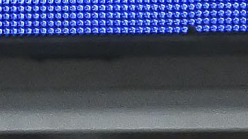 Momento en que el portero venezolano Rafael Romo desvía el penalti cobrado por Orbelín Pineda, jugador de México, en el partido realizado en Los Ángeles.