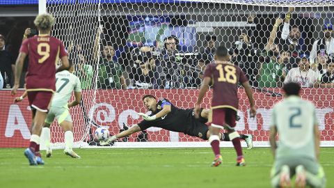 Momento en que el portero venezolano Rafael Romo desvía el penalti cobrado por Orbelín Pineda, jugador de México, en el partido realizado en Los Ángeles.