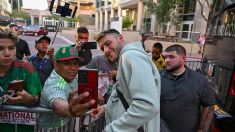 Phoenix, Arizona, Estados Unidos, 27 de junio de 2024. Santiago Giménez a la llegada de la selección nacional de México a la ciudad de Phoenix, para enfrentar el tercer partido de la fase de grupos de la Copa América 2024. Foto: Imago7/ Etzel Espinosa