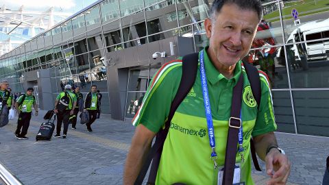 Sochi, Rusia a 19 de Junio de 2017. Juan Carlos Osorio, durante el viaje de la selección nacional de México de la sede de Kazan a Sochi, para disputar el segundo partido de la copa confederaciones 2017, frente a la selección de Nueva Zelanda. Foto: Imago7/ Etzel Espinosa