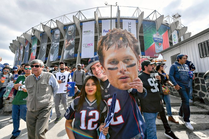 Ambiente afuera del Estadio Azteca antes de un juego entre Patriots y Raiders en 2017. El crecimiento de la NFL impulsado por cronistas como Fernando Von Rossum dio lugar a la internacionalización de la liga.