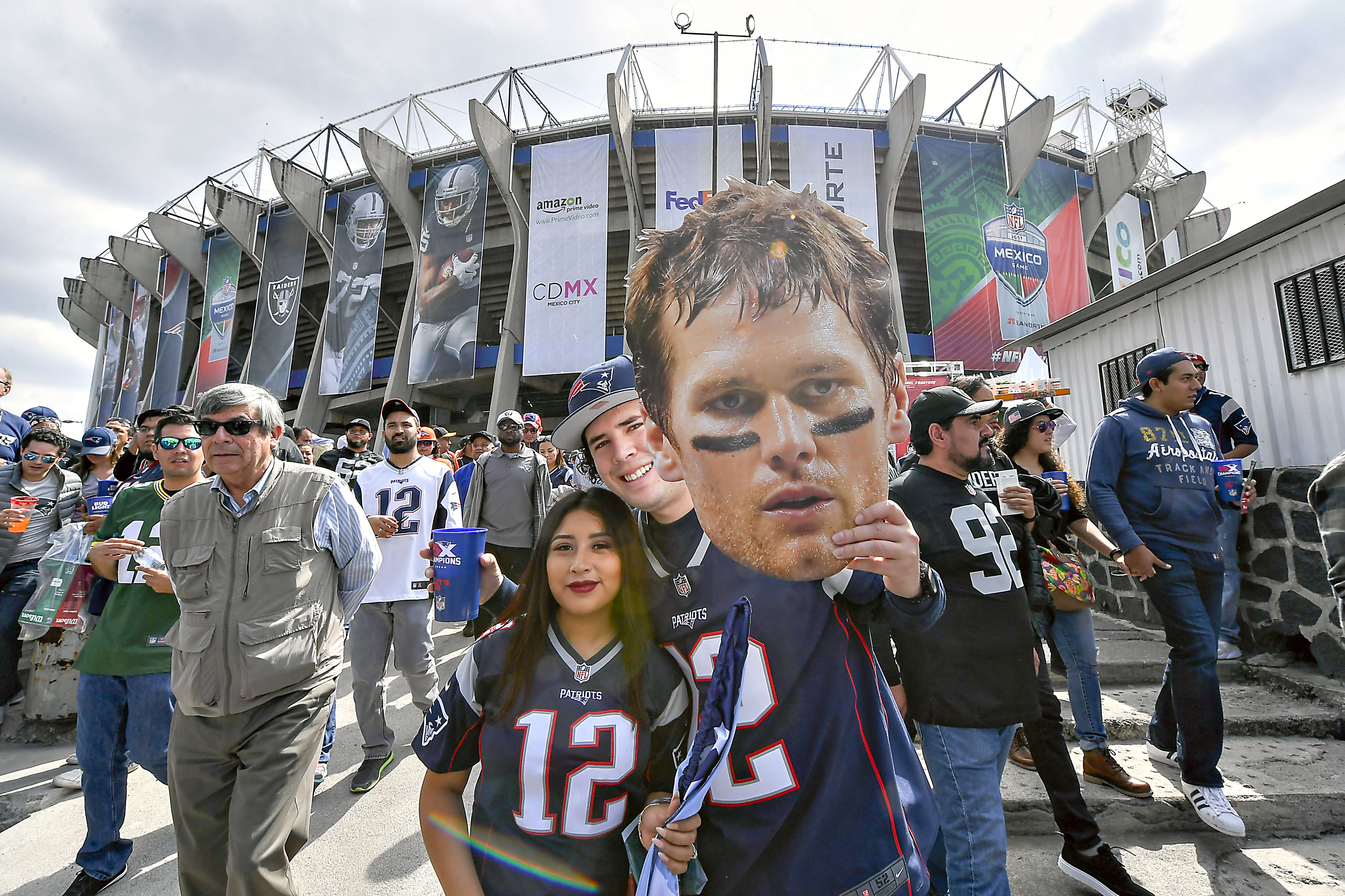Ambiente afuera del Estadio Azteca antes de un juego entre Patriots y Raiders en 2017. El crecimiento de la NFL impulsado por cronistas como Fernando Von Rossum dio lugar a la internacionalización de la liga.