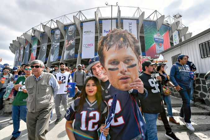 Ambiente afuera del Estadio Azteca antes de un juego entre Patriots y Raiders en 2017. El crecimiento de la NFL impulsado por cronistas como Fernando Von Rossum dio lugar a la internacionalización de la liga.