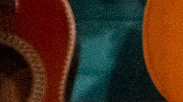 Jesus Salas lleva años dedicando a la música y reparar instrumentos.