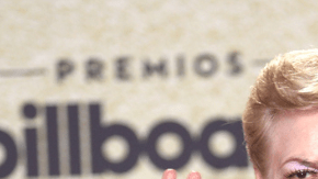 Paquita la del Barrio (izquierda) en la alfombra de los Premios Billboard de la Música Latina. Christian Nodal y Ángela Aguilar (derecha) se dan un beso.