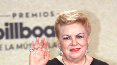Paquita la del Barrio (izquierda) en la alfombra de los Premios Billboard de la Música Latina. Christian Nodal y Ángela Aguilar (derecha) se dan un beso.