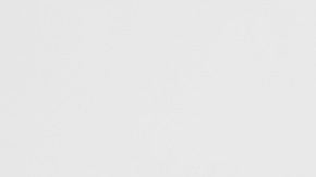 La rapera puertorriqueña Young Miko posa con un cambio de color de pelo.