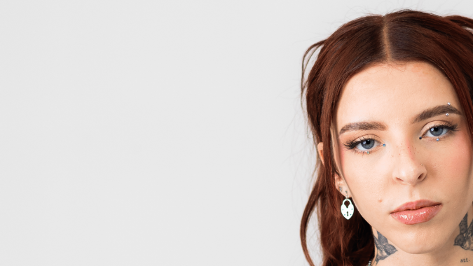 La rapera puertorriqueña Young Miko posa con un cambio de color de pelo.