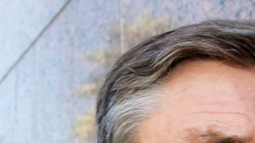 Jamie Spears, padre de la cantante Britney Spears, sale del Tribunal Stanley Mosk en Los Ángeles el 24 de octubre de 2012, a la izquierda, y Britney Spears llega a los Billboard Music Awards en Las Vegas el 17 de mayo de 2015. (Foto AP)