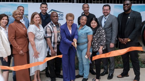 La alcaldesa Karen Bass corta la cinta durante la gran inauguración de La Veranda en Boyle Heights en Los Angeles.
