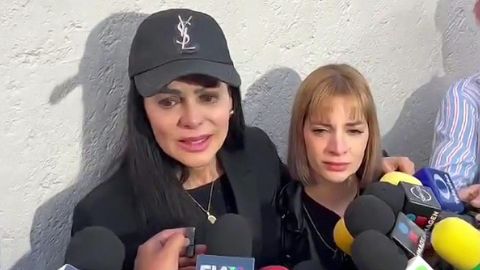 Maribel Guardia ofrece sus primeras declaraciones luego de la inesperada muerte de su hijo Julián Figueroa sin poder contener el llanto. La actriz estuvo acompañada en todo momento por su nuera Imelda Tuñón, quien también estaba visiblemente afectada/México, 11 de abril 2023.