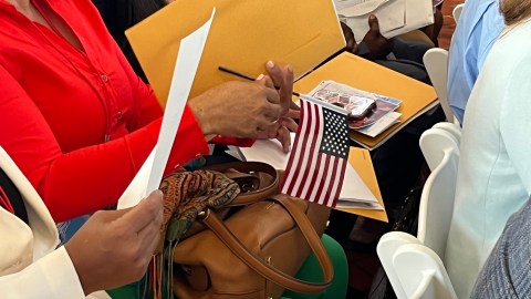Inmigrantes víctimas de violencia doméstica podrán realizar más fácilmente algunos trámites ante USCIS.