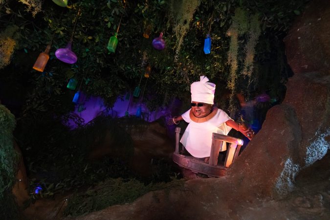La nueva figura de Mama Odie Audio-Animatronics canta, cuenta y entusiasma a quienes recorren Tiana's Bayou Adventure.