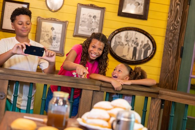 El delicioso manjar conocido como Beignets también puede saborearse en Magic Kingdom Park.