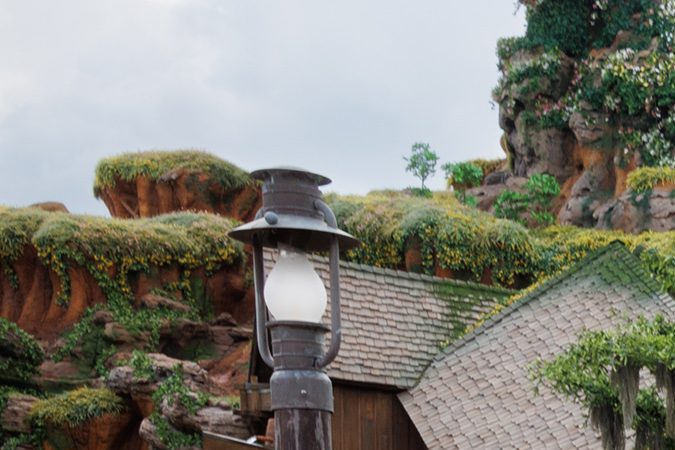 El elenco de voces de Walt Disney Animation Studios "La princesa y el sapo" se reunió para reunirse en Tiana's Bayou Adventure.