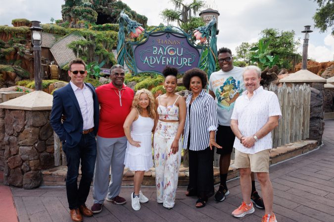 El elenco de voces de Walt Disney Animation Studios "La princesa y el sapo" se reunió para reunirse en Tiana's Bayou Adventure.