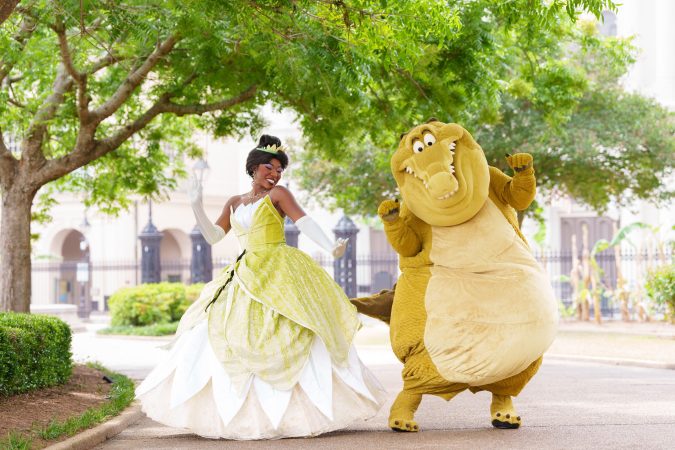 Tiana y su amigo caimán Louis forman una banda para hacer una celebración de Mardi Gras.