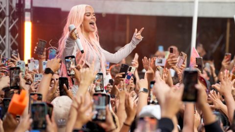 Karol G causa furia fanática en Alemania con su aparición al salir de un hotel