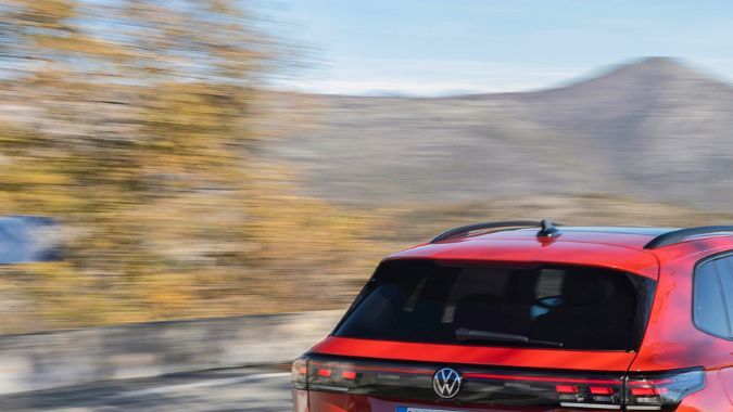 Volkswagen Tiguan 2024 en la vía por detrás