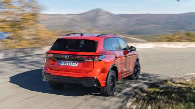 Volkswagen Tiguan 2024 en la vía por detrás