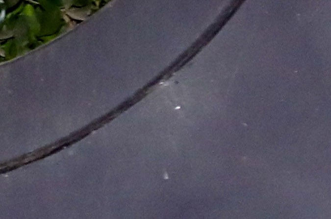 El actor Ben Affleck saliendo en automóvil de su casa en