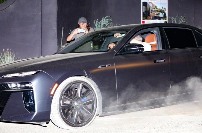 El actor Ben Affleck saliendo en automóvil de su casa en