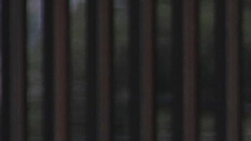 Agentes de la Guardia Nacional de Texas dialogan con altavoces con los inmigrantes, en el muro que divide la frontera, frente a Ciudad Juárez