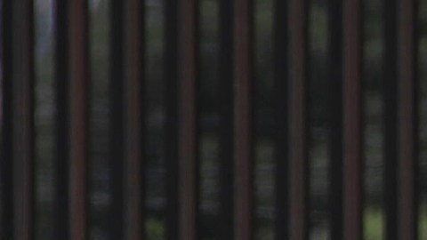 Agentes de la Guardia Nacional de Texas dialogan con altavoces con los inmigrantes, en el muro que divide la frontera, frente a Ciudad Juárez