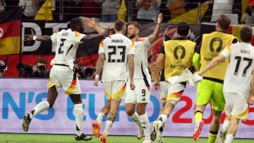 Los jugadores de la Selección de Alemania celebrando el gol de último minuto que les dio el empate ante Suiza.