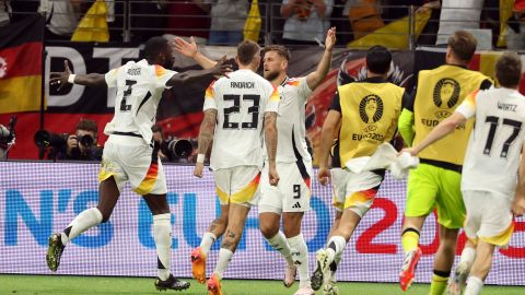 Los jugadores de la Selección de Alemania celebrando el gol de último minuto que les dio el empate ante Suiza.