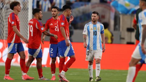 East Rutherford (United States), 25/06/2024.- Argentina forward Lionel Messi (R) walks past the Chilec squad following the Argentina win of the CONMEBOL Copa America 2024 group A soccer match between Argentina and Chile, at MetLife Stadium in East Rutherford, New Jersey, USA, 25 June 2024. EFE/EPA/JUSTIN LANE