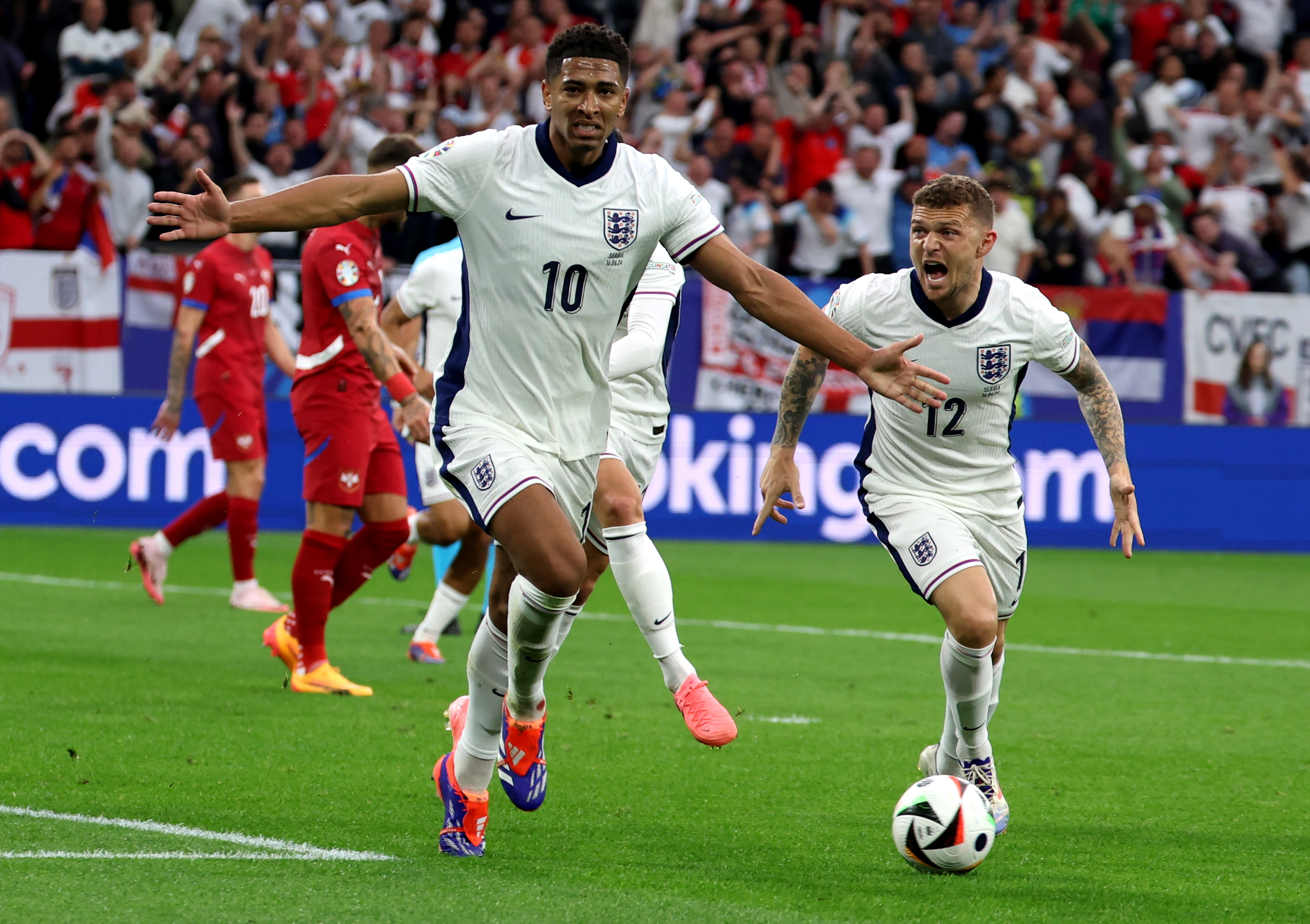 La celebración de Jude Bellingham luego de anotar el gol de la victoria de la Selección de Inglaterra en su primera presentación en la Eurocopa Alemania 2024.