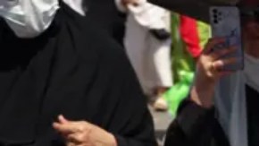 Una mujer afectada por el calor abrasador es empujada en una silla de ruedas en las afueras de La Meca.