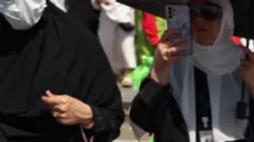 Una mujer afectada por el calor abrasador es empujada en una silla de ruedas en las afueras de La Meca.