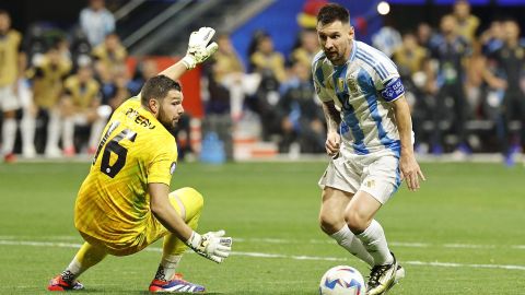 Atlanta (United States), 21/06/2024.- Lionel Messi (R) of Argentina tries to get around Maxime Crepeau (L) of Canada during the second half of the CONMEBOL Copa America 2024 group A soccer match between Argentina and Canada, in Atlanta, Georgia, USA, 20 June 2024. EFE/EPA/ERIK S. LESSER