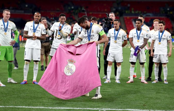 Nacho, capitán del Real Madrid, cumpliendo con la tradición de hacer los movimientos de un torero con una capa con el logo del cuadro merengue después de la conquista de un nuevo título.