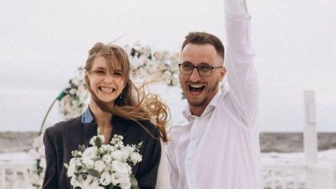 Serhiy y Tania en su boda, a la que solo asistieron la mitad de los invitados.