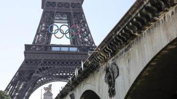 La imagen de la majestuosa Torre Eiffel adornada con los anillos olímpicos a partir de este viernes.