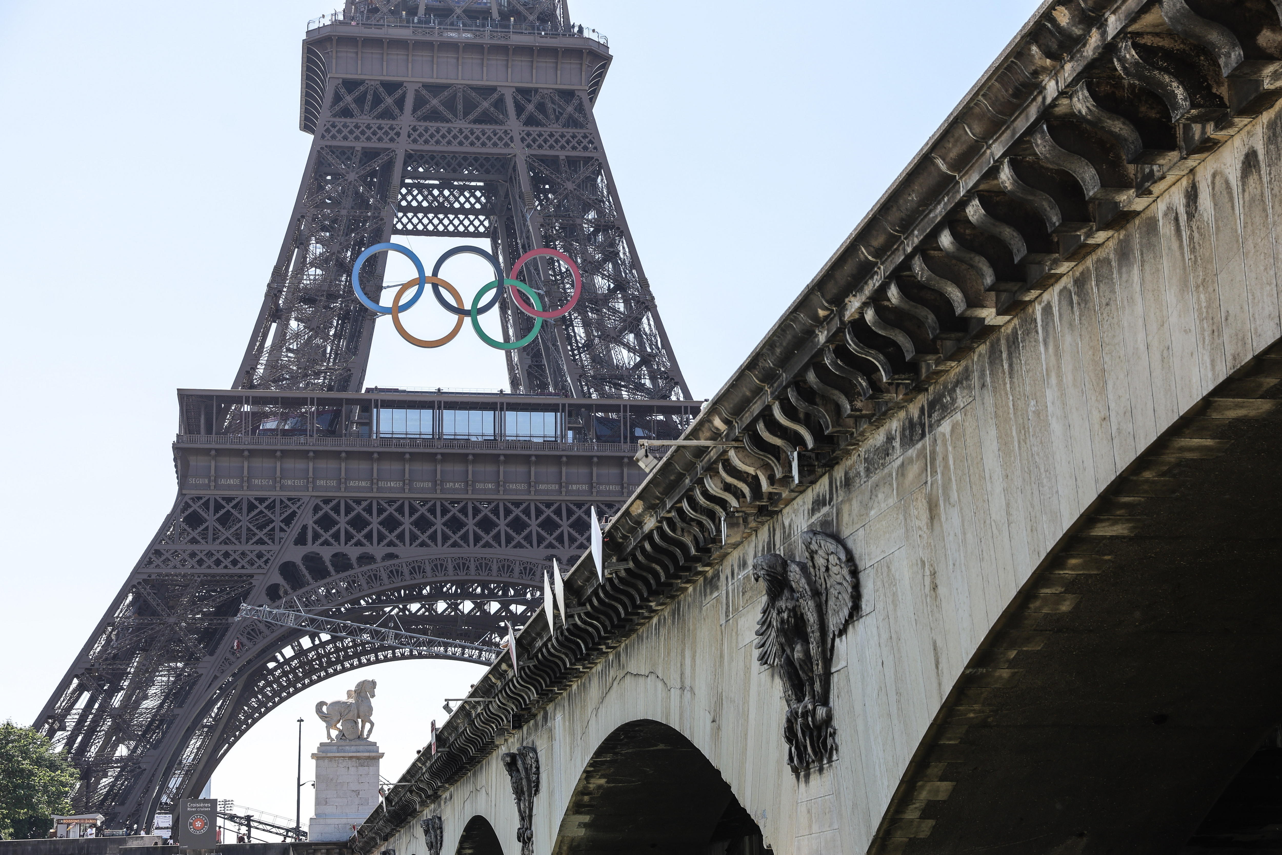 Torre Eiffel muestra los anillos olímpicos a 50 días del inicio de los